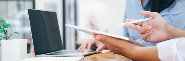 Kantoorpersoneel met een tablet en laptop
